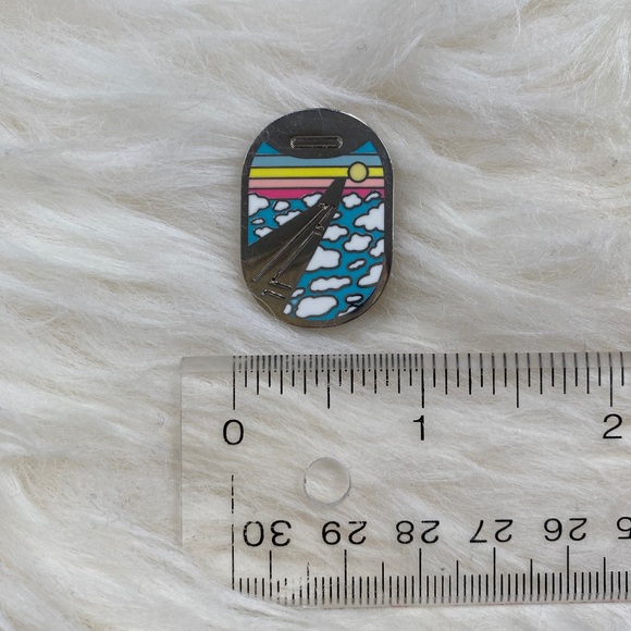 Window enamel pin - Picture 4 of 4